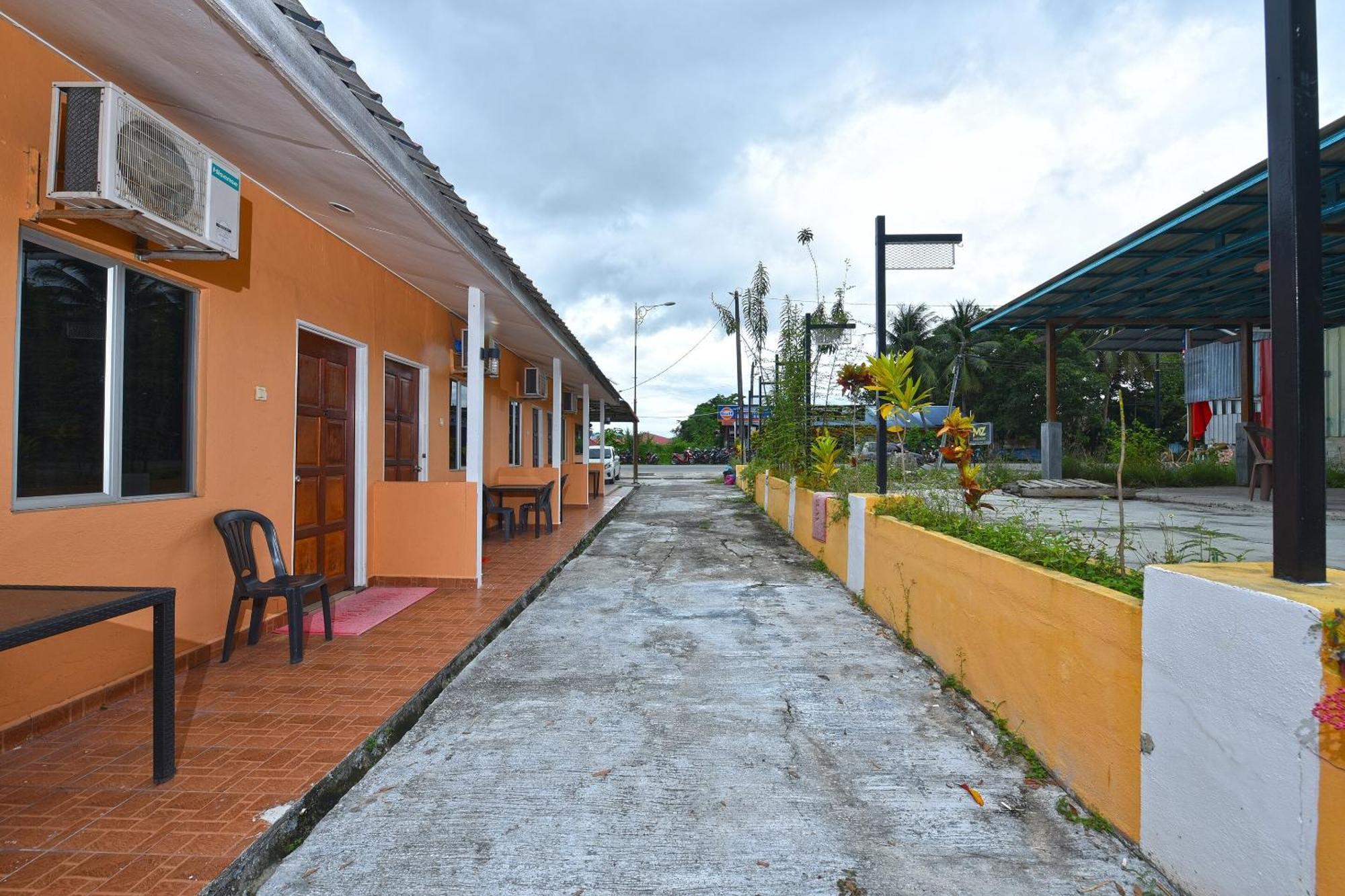 OYO 90561 Awan Biru Motel Pantai Cenang  Bagian luar foto