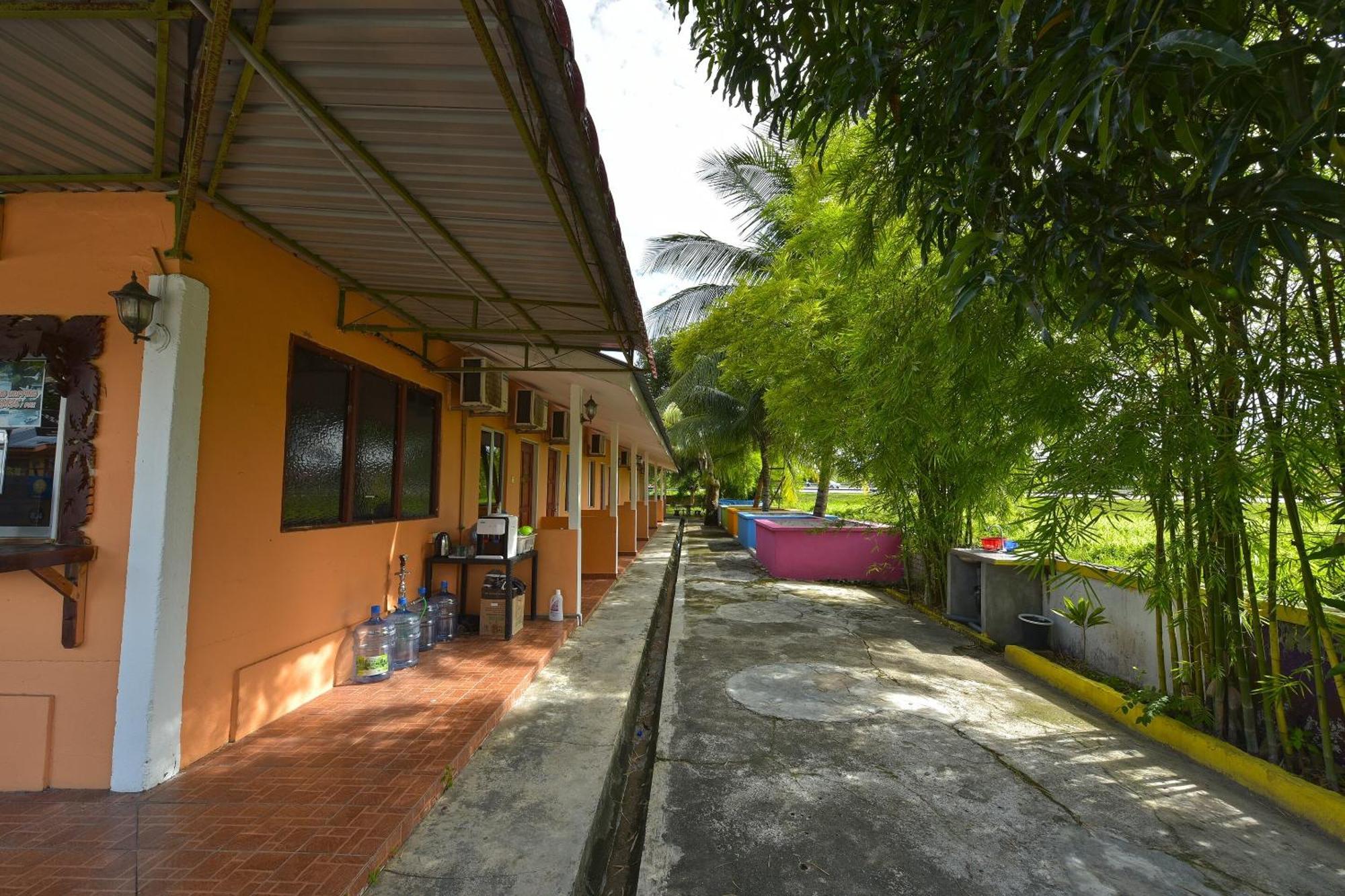 OYO 90561 Awan Biru Motel Pantai Cenang  Bagian luar foto