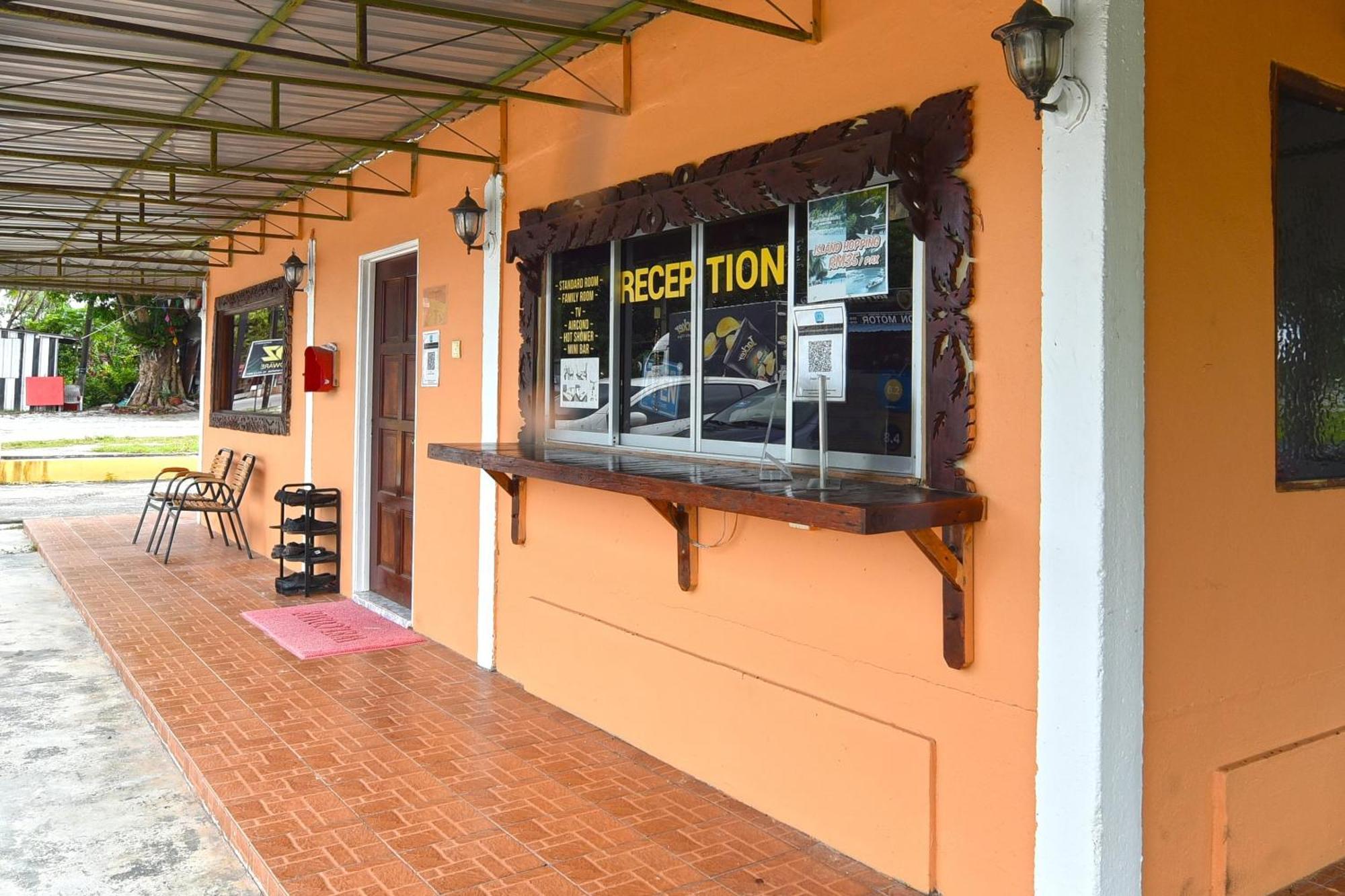 OYO 90561 Awan Biru Motel Pantai Cenang  Bagian luar foto
