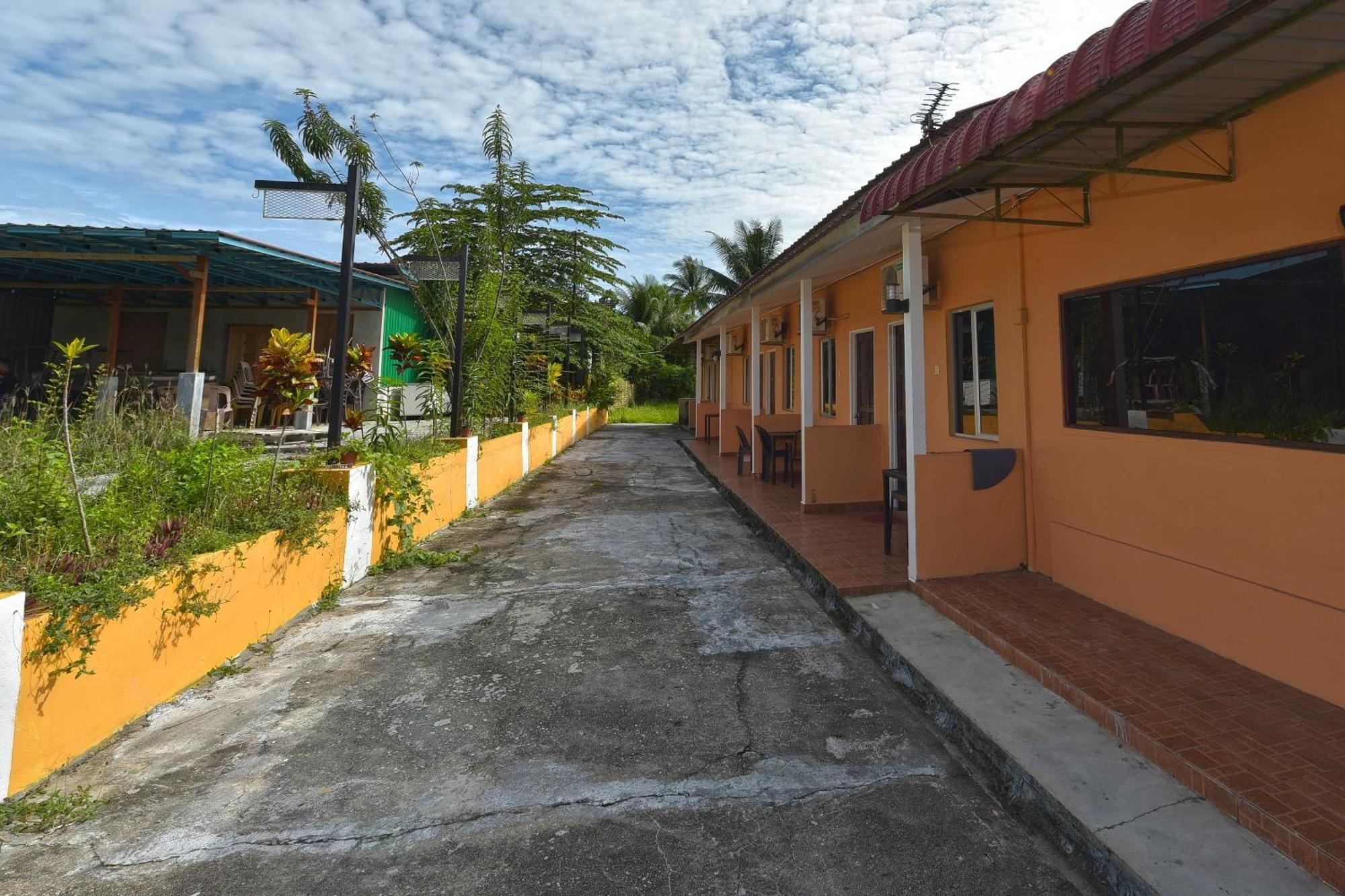 OYO 90561 Awan Biru Motel Pantai Cenang  Bagian luar foto